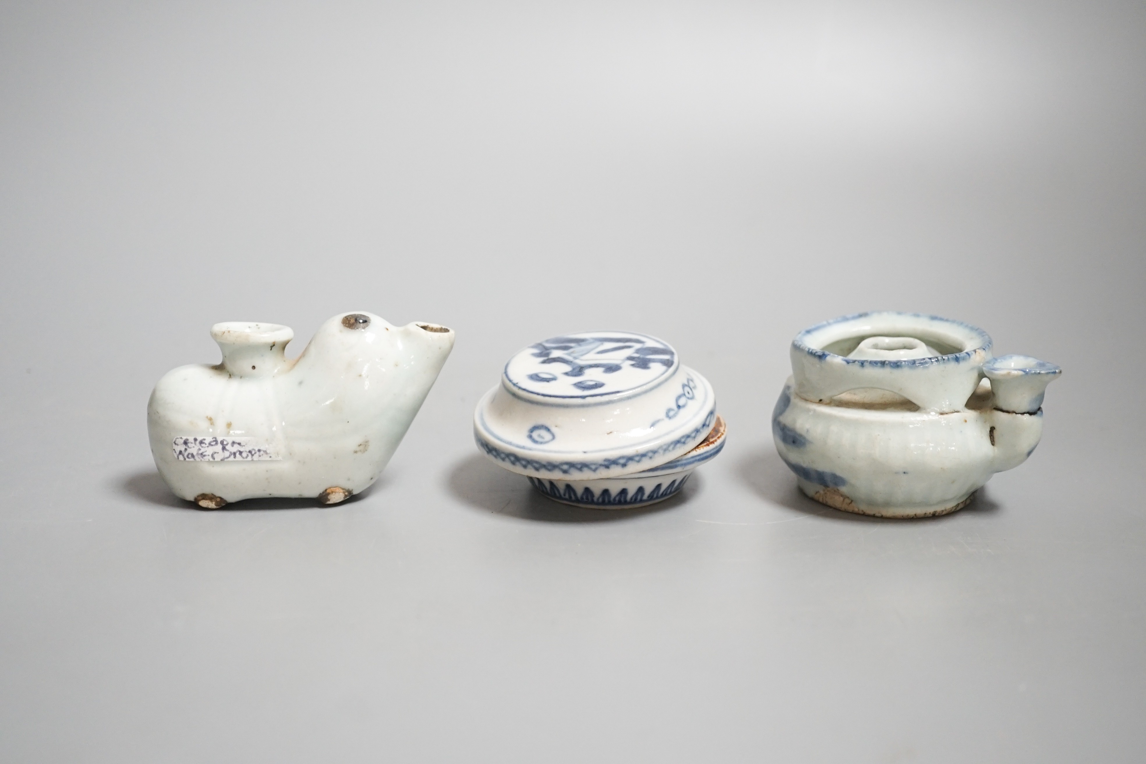 Two Chinese porcelain water droppers and a box and cover, Wanli period and later